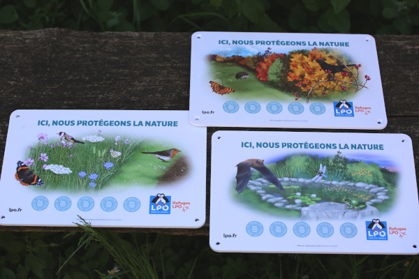 Les 3 nouveaux panneaux Refuge LPO "jardin" (2025) © Nicolas Macaire / LPO